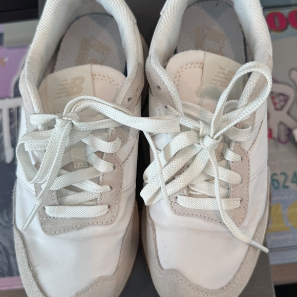 New Balance Femmes With Small Platform - size 6.5 - Picture 4 of 10